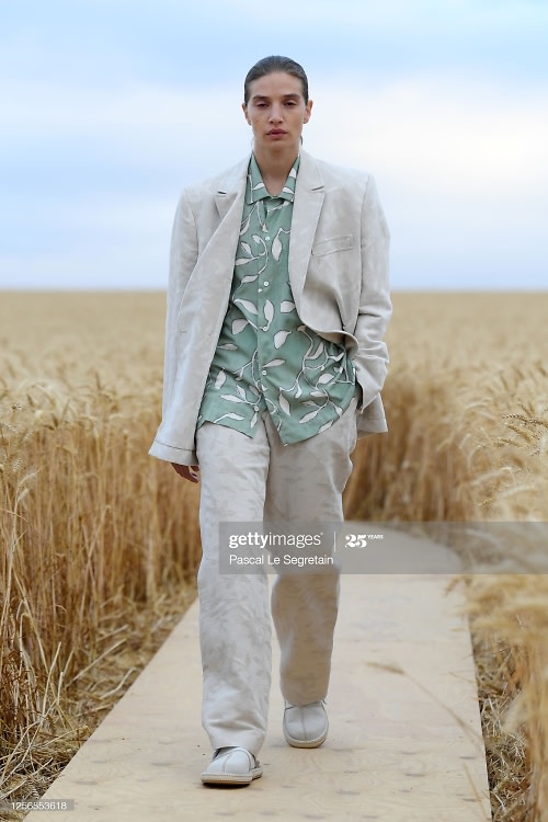 Jacquemus Debuted Its Spring 2021 Collection on a Live Runway in a Wheat  Field - Fashionista