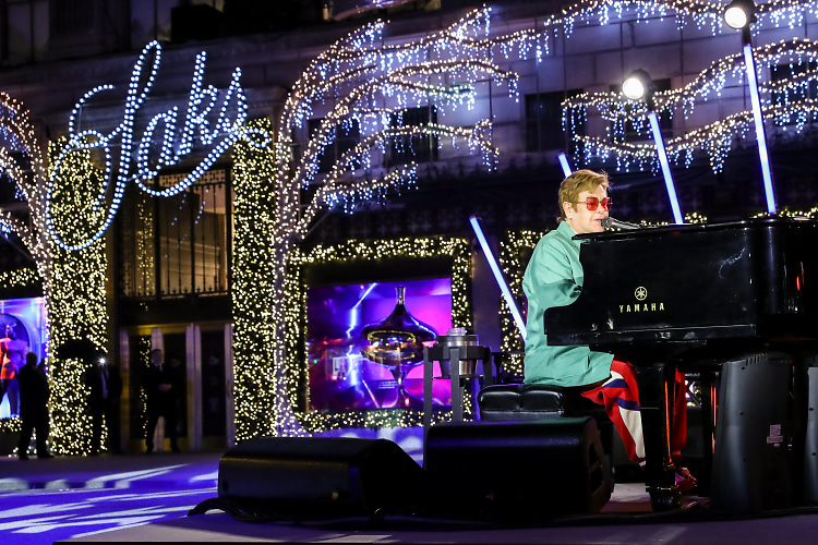 Saks Fifth Avenue Just Unveiled Their Brilliant Holiday Windows & Light  Show - Secret NYC