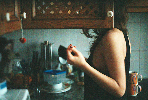 Эротика фото - брюнетка на кухне