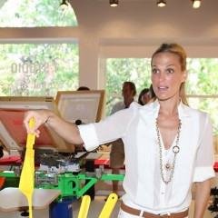 Molly Sims Makes T-Shirts At Tommy Hilfiger