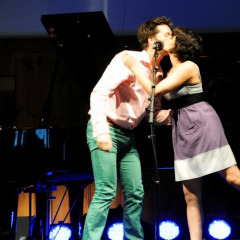 Photo Of The Day: Singers Smooch For The Last Song Of Summer 