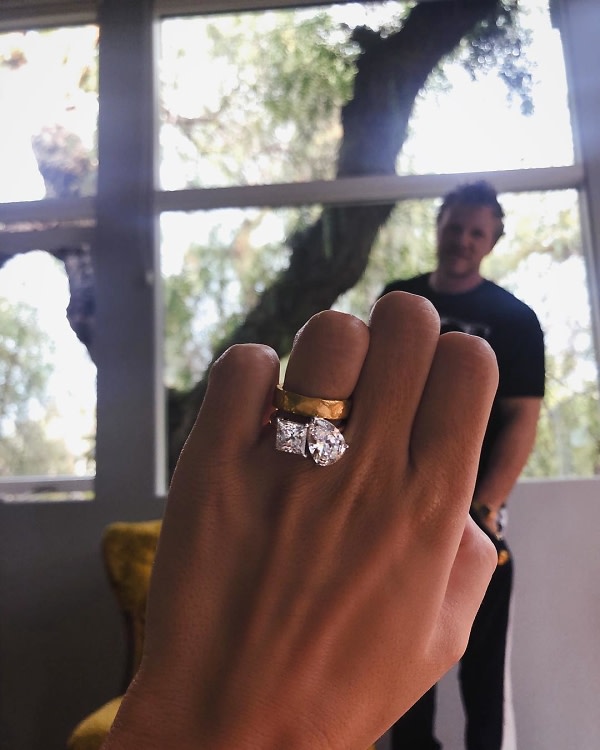Emily Ratajkowski JUST Got A Gorgeous Engagement Ring (Months