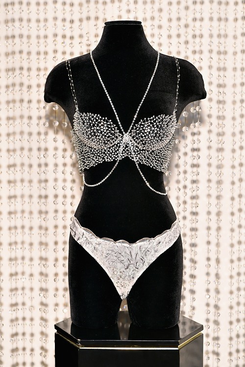 The New Victorias Secret Bra Worth One Million Dollars