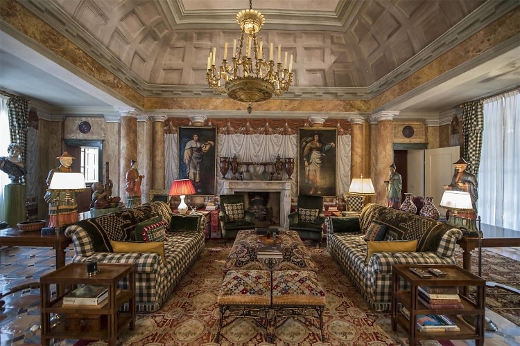 nyhed gårdsplads krigerisk Inside The Opulent Tuscan Villa Of Valentino Garavani