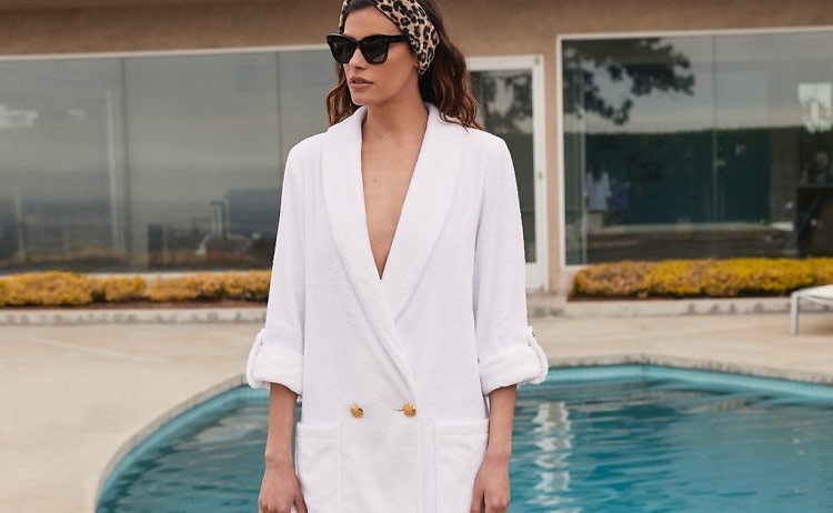 wijsvinger ambulance Stevenson Take Your Zooms Poolside In This Chic Blazer Robe