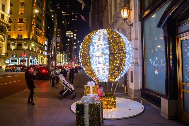 Louis Vuitton Christmas Window Displays on 5th Avenue Editorial
