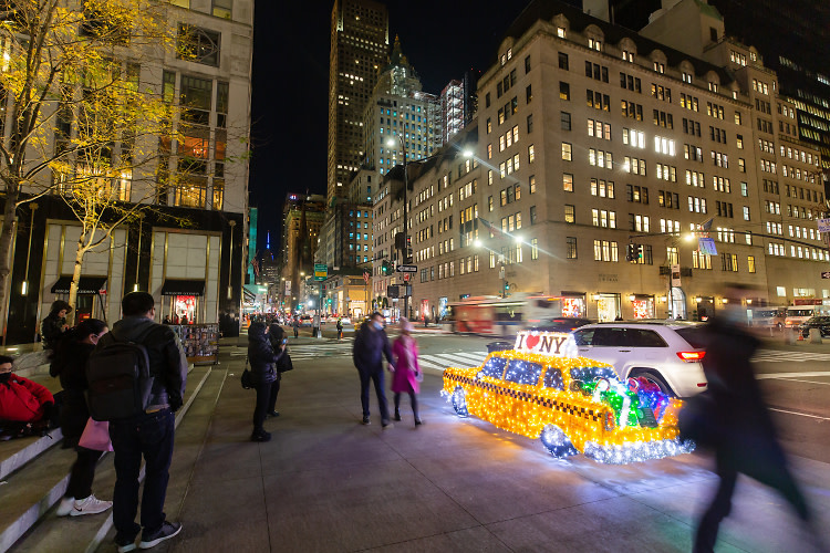NYC's 5th Ave. will open to pedestrians during holidays