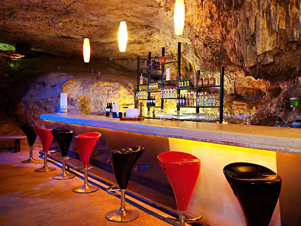 Alux Caverna Bar