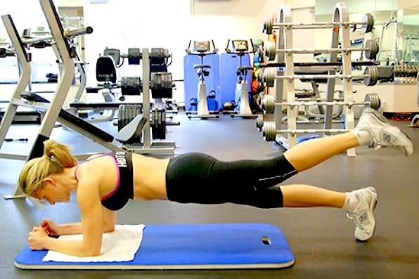 Planks with alternating leg lifts 