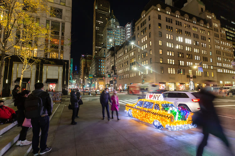 Fifth Avenue Is Merry & Bright With These Can't-Miss Festive Holiday Light  Installations