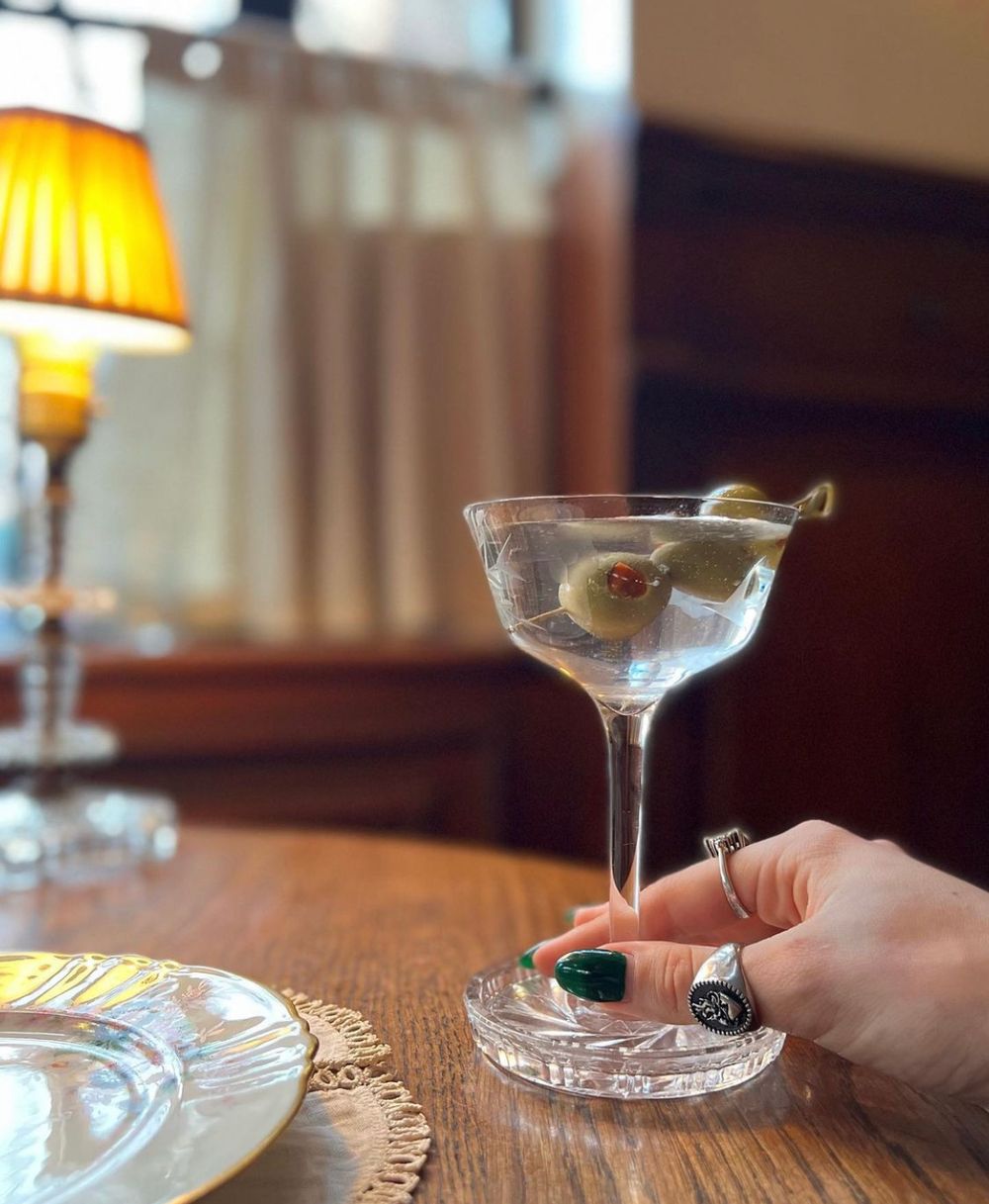 This West Village Favorite Is Serving Up 25 Cent Martinis & Manhattans!