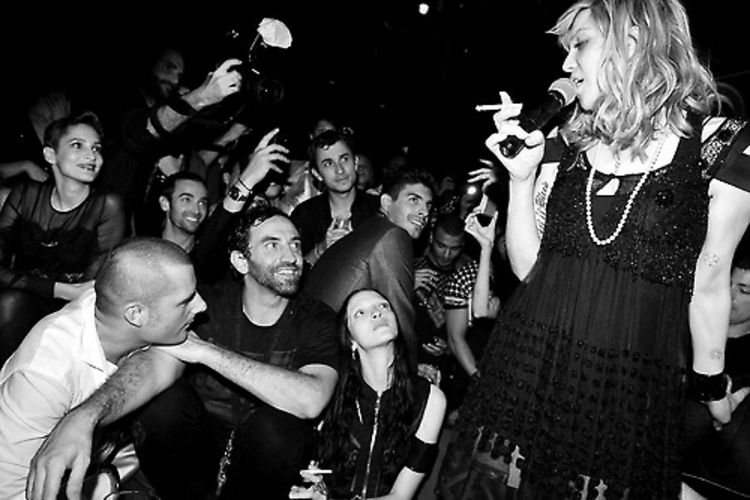 Courtney Love Sings Lady Gaga's Bad Romance At The Givenchy Party In ...