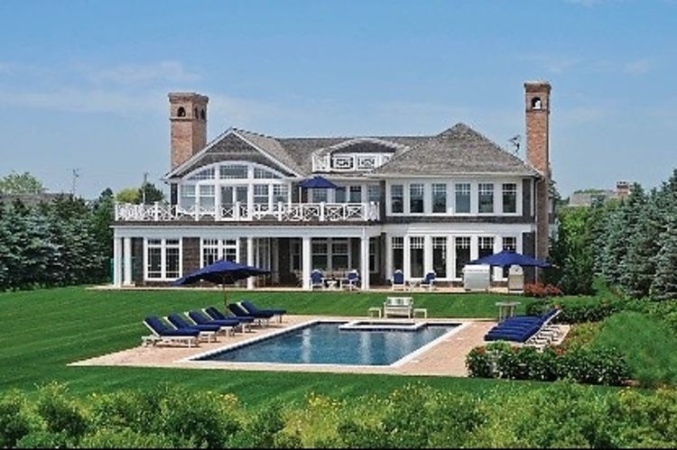 From Dance-Floor Makeouts To Hamptons' House Hos? 