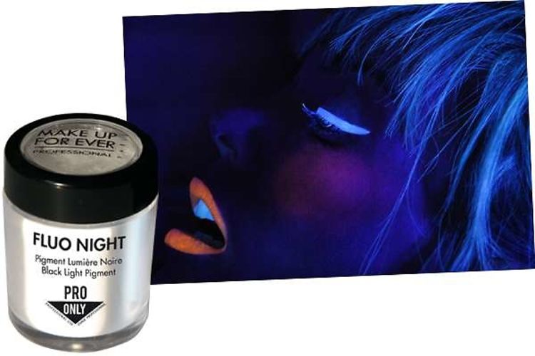 Invisible night. Косметика темная. Make up Forever пигмент для глаз. Пигмент ночь голубой полупрозрачный. Pigment Lightening solution.