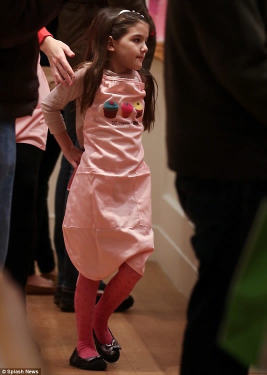 Suri Cruise Bakes Georgetown Cupcakes 