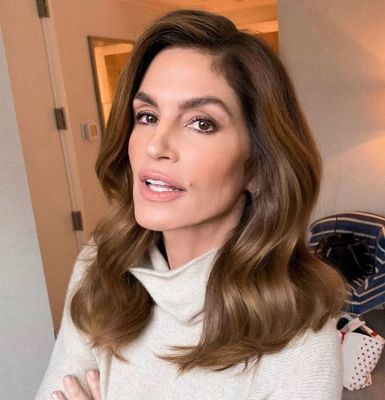 Cindy Crawford Is The Type Of Woman You Want To Meet In The Ladies' Room