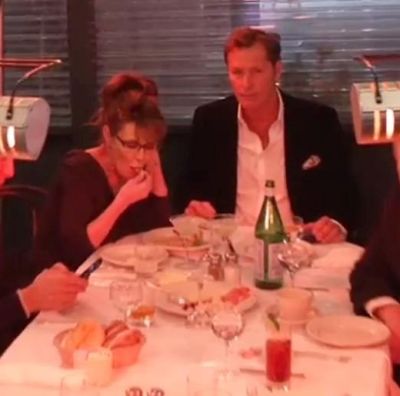 Hold Up... Sarah Palin Is Still Dining Out *After* Testing Positive For COVID?!