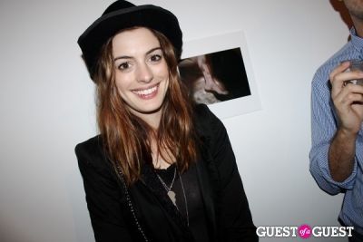 anne hathaway in Guggenheim Young Collectors Council’s Art Affair benefit party