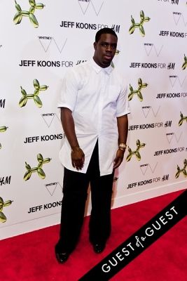 calvin play in Jeff Koons for H&M Launch Party