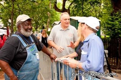 ed mitchell-with-reporters in Snapple Big Apple Barbecue Block Party