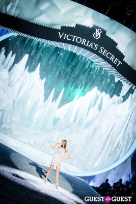 taylor swift in Victoria's Secret Fashion Show 2013