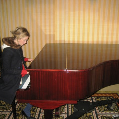 Daily Style Phile: Abigail Lorick Tickles The Ivories At The Historic Algonquin Hotel