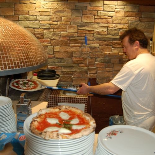 Kest? Pizza E Vino's Oven Open And Fired Up For Buisness