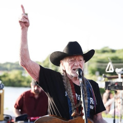 Willie Nelson Takes Over The Surf Lodge In Montauk For A Free Concert, Jimmy Buffett Joins In!