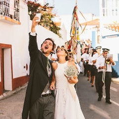 Wonderfully Silly Wedding Selfies To Start Your Week