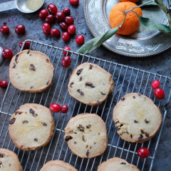 EyeSwoon: Welcome Spring With These Orange Cranberry Shortbread Cookies